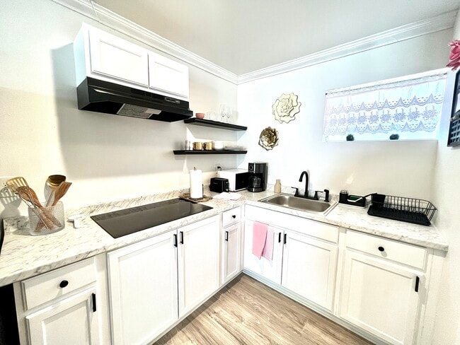 Building Photo - 7819 Glider Ave