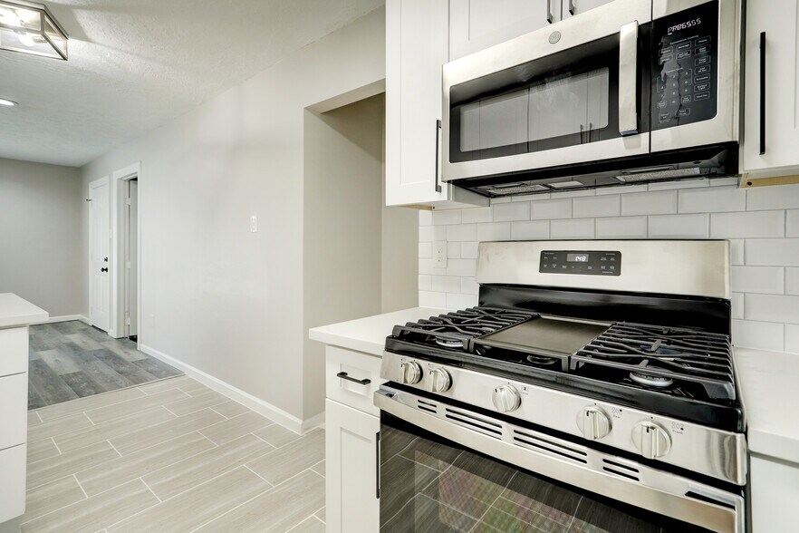 Building Photo - 4411 Oak Shadows Dr