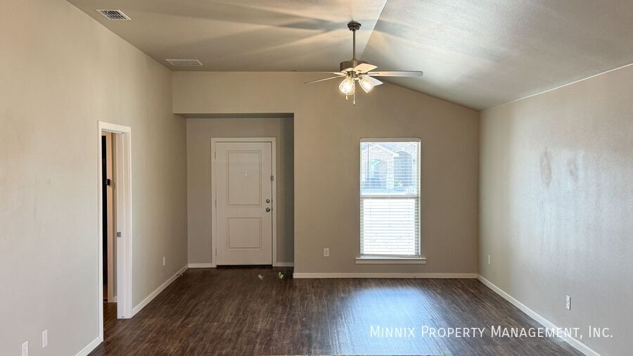 Building Photo - 2033 Kenwood Ave