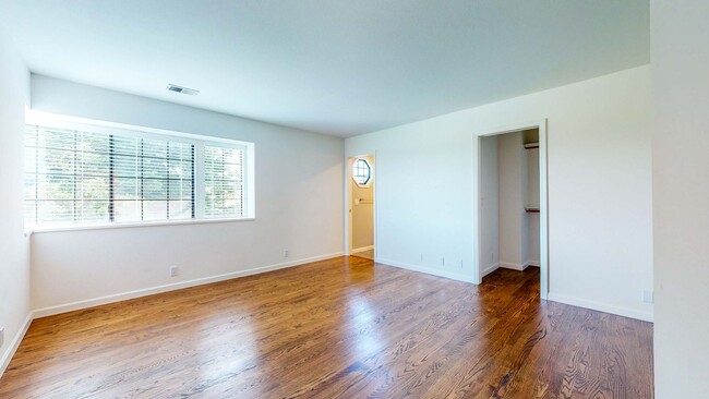 Building Photo - Beautiful 4 bedroom 3.5 bath Home with 2 c...