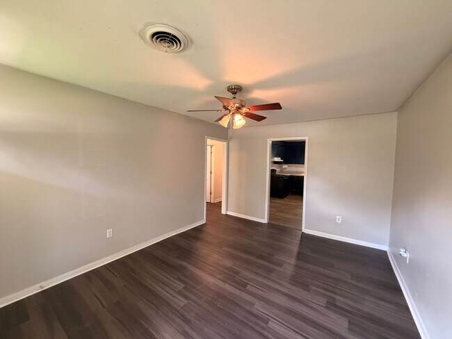 Building Photo - Nice 2 BR/1 Bath Duplex - Covered Parking & Large Backyard