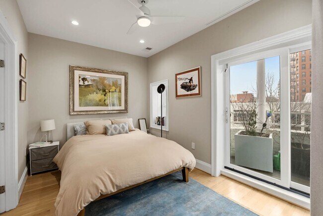 Building Photo - Mt Vernon Square Penthouse Condo