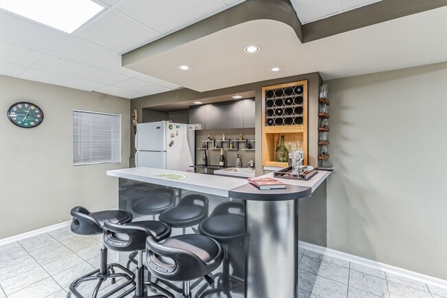 Building Photo - Fully Furnished 4 Bedroom 2.5 bathroom home in Bloomingdale