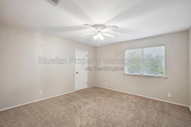 Building Photo - 315 Hollow Grove