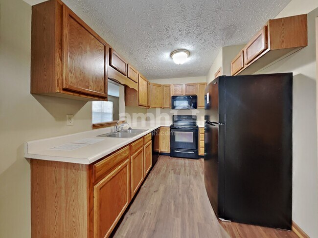 Building Photo - 998 Canary Creek Dr