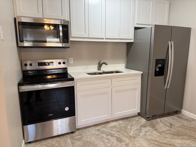 Building Photo - 269 E Rosewood Ave