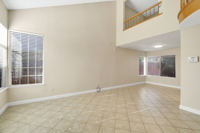 Building Photo - 6733 N Warren Ave