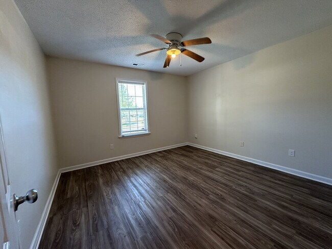 Building Photo - 400 Winners Cir S