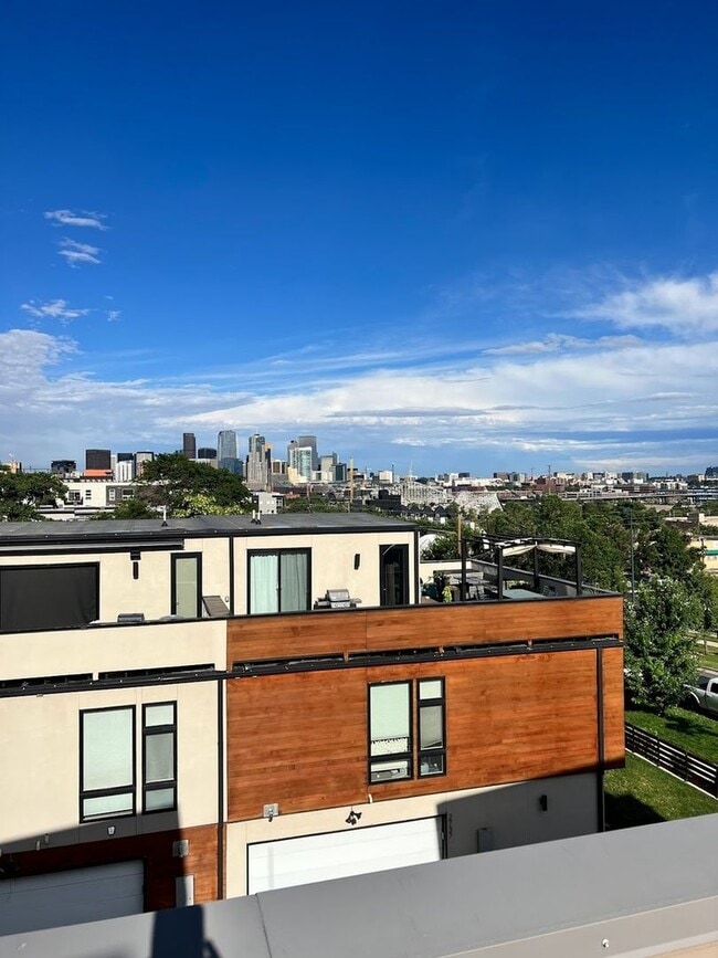 Building Photo - Charming 2BR Townhome in Denver