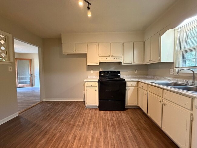 Building Photo - Nice 3/1.5 House in Silver Creek- $1,295