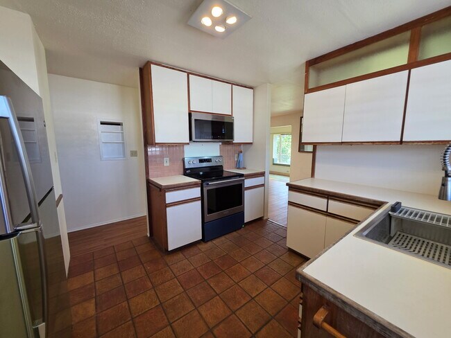 Building Photo - 46-305-305 Hoauna St