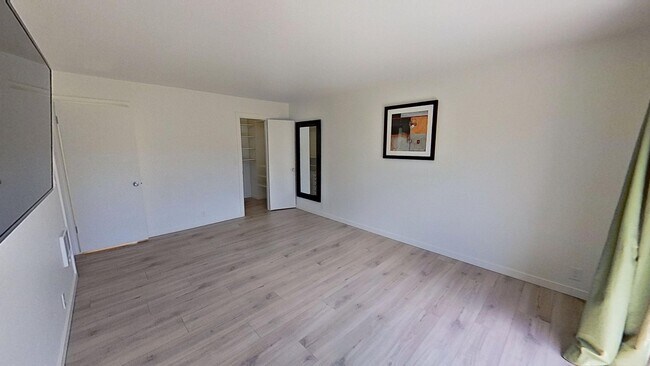 Building Photo - Spacious 3 bed / 2 bath in the More Mesa area