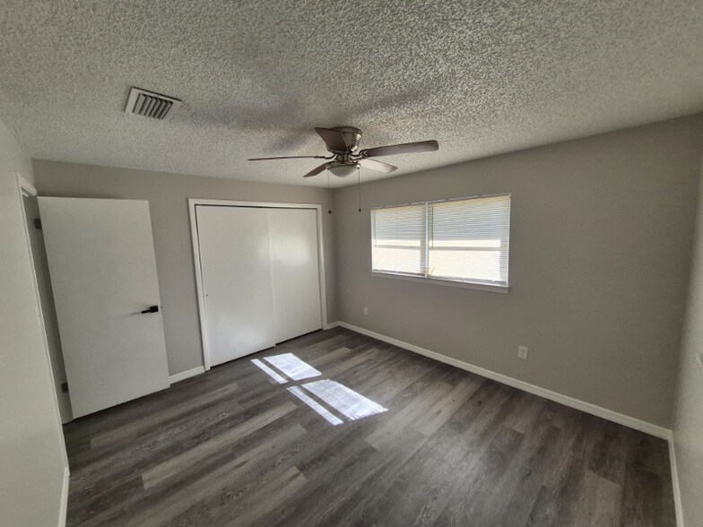 Building Photo - 2131 W Greenway Pl