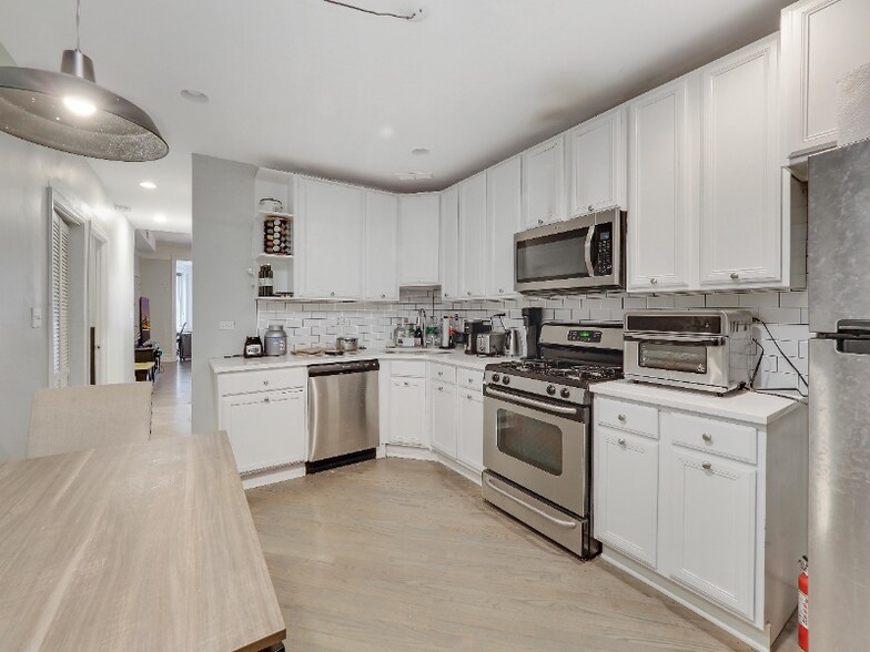 Building Photo - 2652 N Halsted St