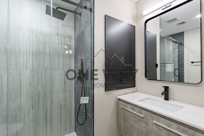 Building Photo - 745 E Pierce St