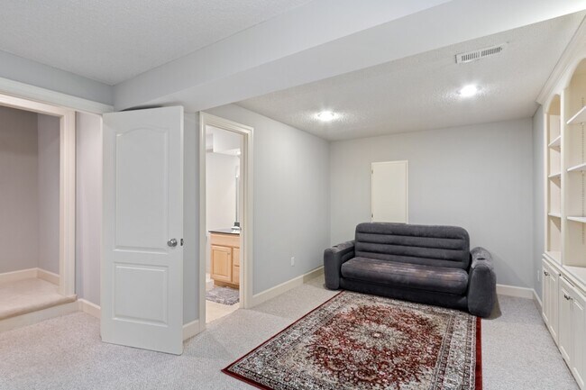 Building Photo - 5341 Meadowlark Dr