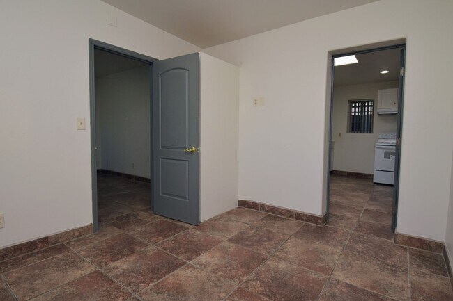 Building Photo - Stand Alone 2 Bed 1 Bath with Private Yard...