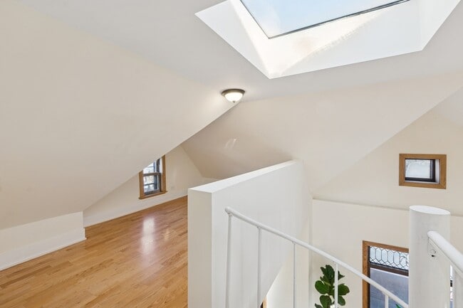 Building Photo - 5202 N Lakewood Ave