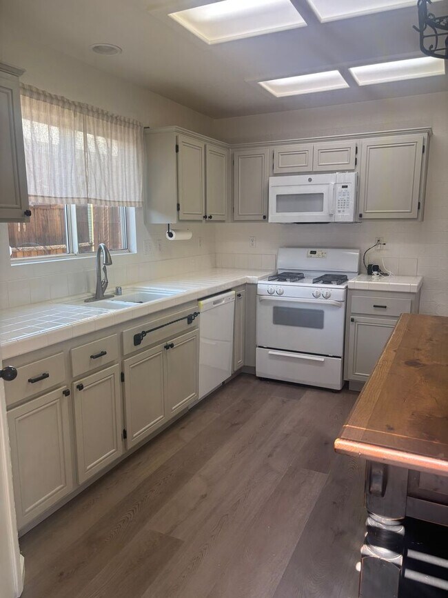 Building Photo - Awesome Property