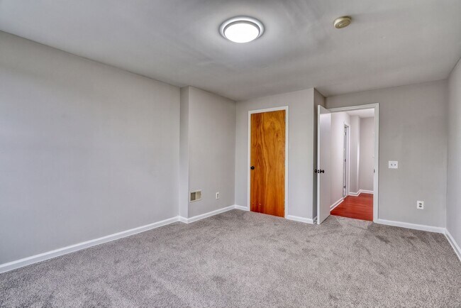 Building Photo - Fully Renovated 3 Bedroom, 2 Bathroom Townhouse