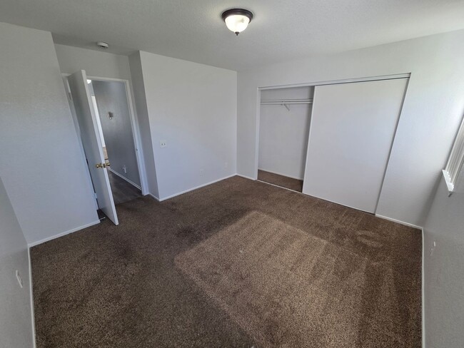 Building Photo - ONTARIO, single family home. Large fenced yard