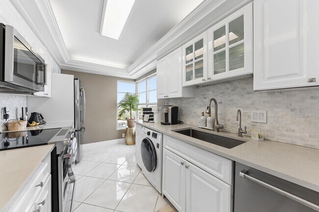 Building Photo - 1021 Hillsboro Mile