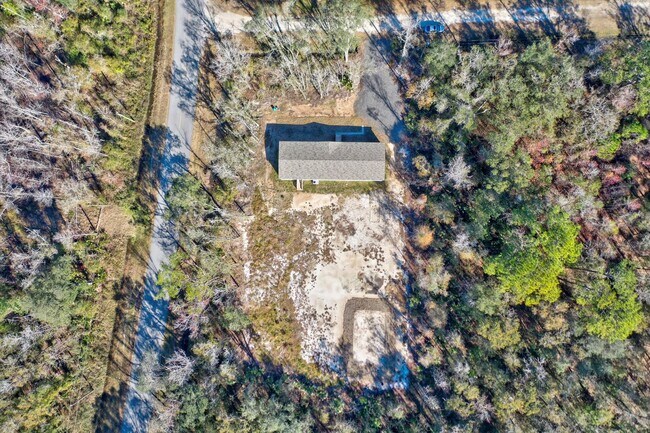 Building Photo - Huge 5 Bedroom 3 Bathroom Hastings Home Located w/ 1 Acre