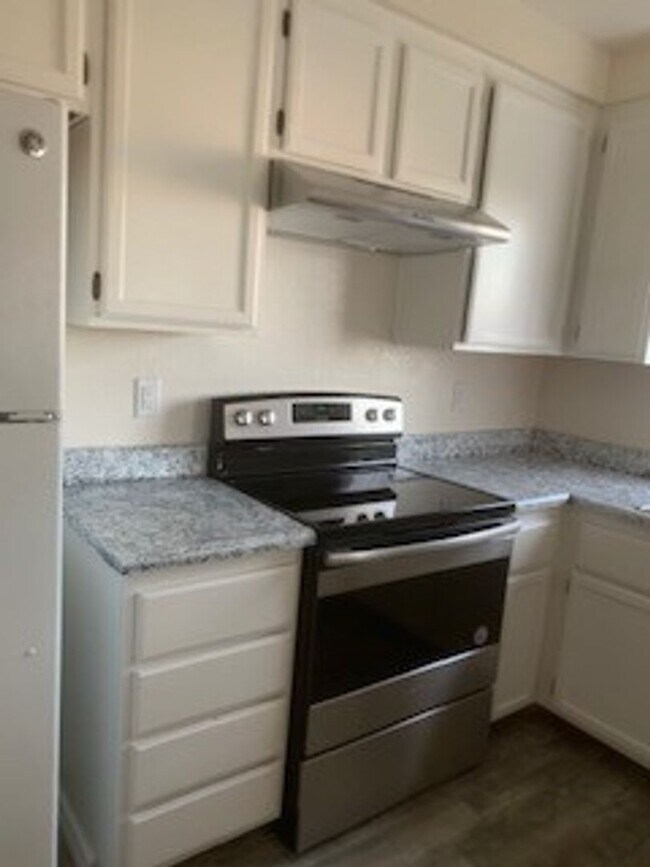 Building Photo - Update unit!!