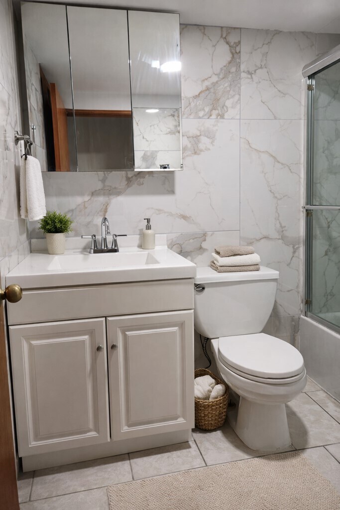 BATHROOM - 1015 Lincoln Pl