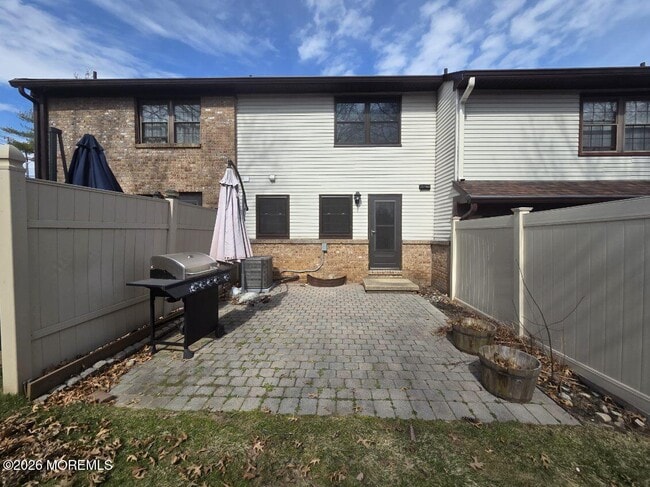 Building Photo - 92 Village Green Way