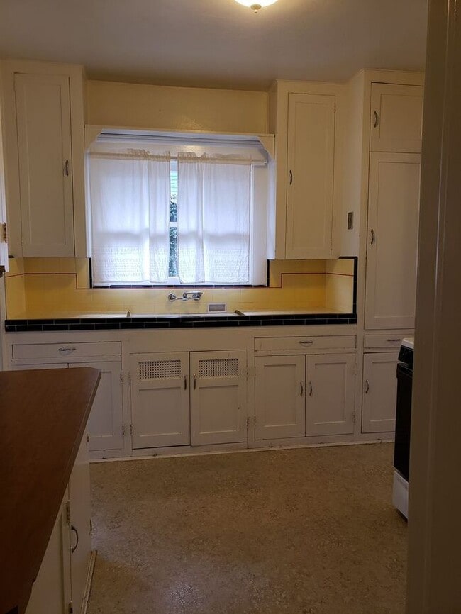Building Photo - Craftsman style duplex w/ parking in N. Pa...