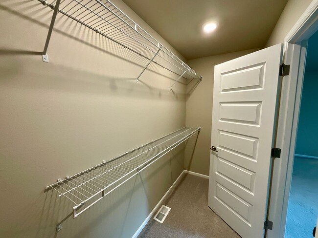 Building Photo - Beautiful and Modern 4-Bedroom Home with S...