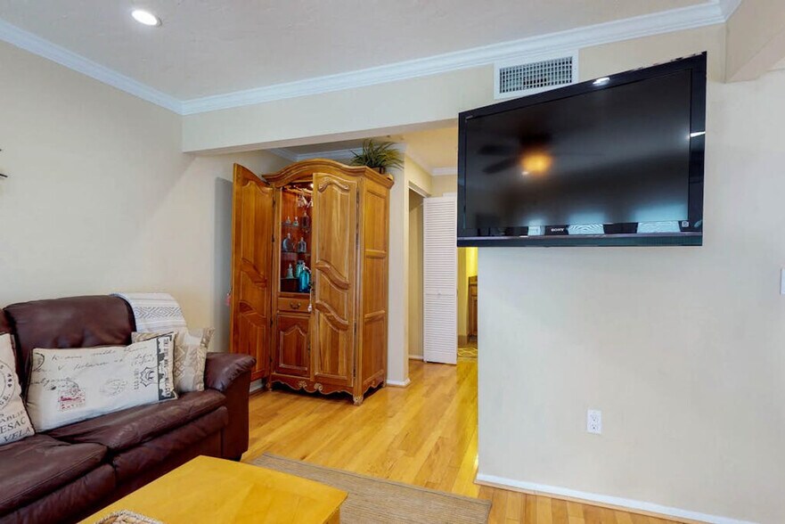 Building Photo - 1105 Gulf Dr S