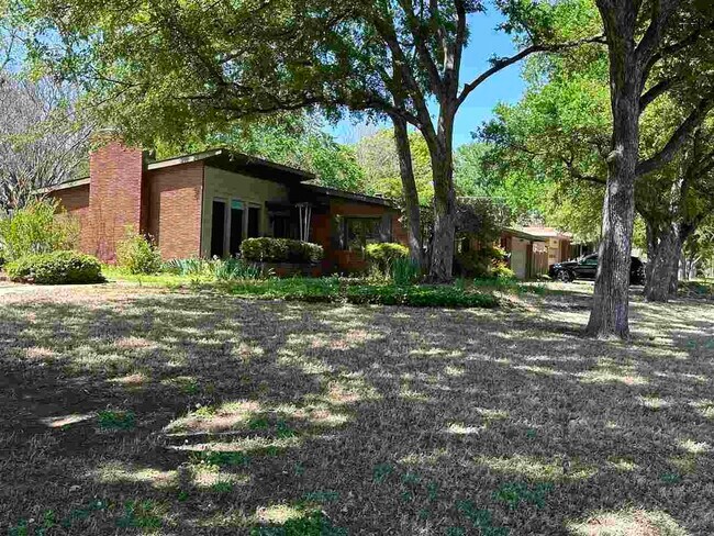 Primary Photo - 2400 Martin St