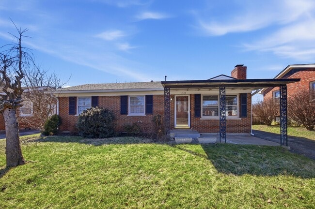 Building Photo - 2147 Palms Dr