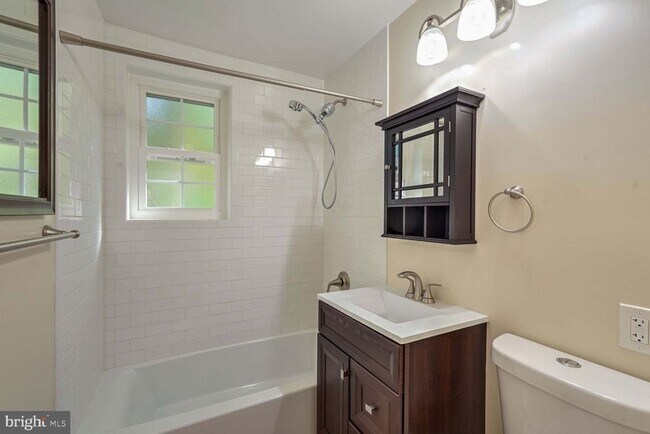 Building Photo - 2601 S Walter Reed Dr