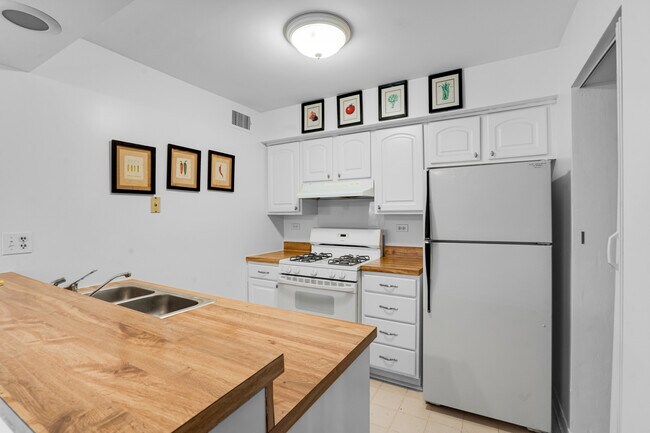 Building Photo - 150 Fountainview Ln