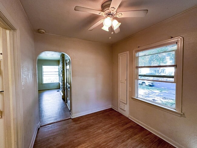 Building Photo - 5 Bedrooms and 3 Bathrooms!