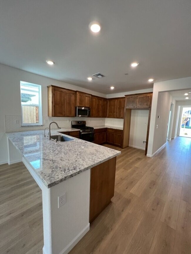 Building Photo - Beautiful 3 Bedroom and 2 Bathroom Home in Lincoln $2,995.00