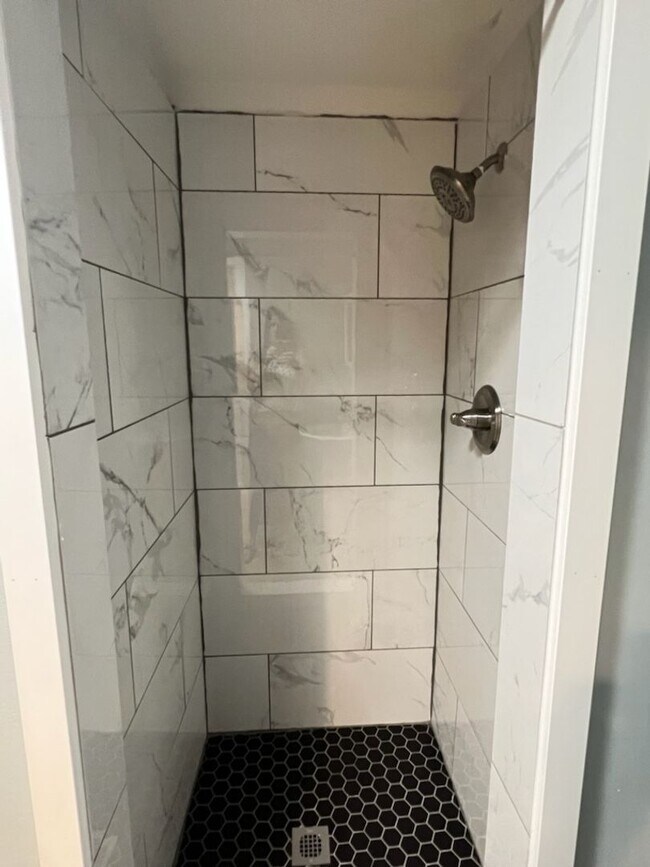 Building Photo - 909 N Western Ave