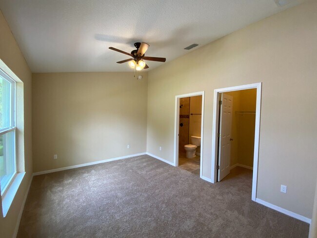 Building Photo - Desirable SE Ocala Neighborhood 3/2/1 **WON"T LAST**