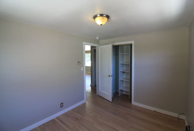 Building Photo - 2 Bedroom, 1 Bath Home in Kennewick