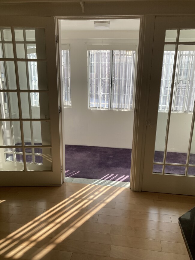Extra room/office - 6412 Fountain Ave