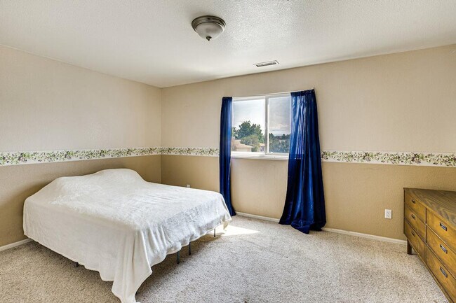 Building Photo - 367 N Lake Ct