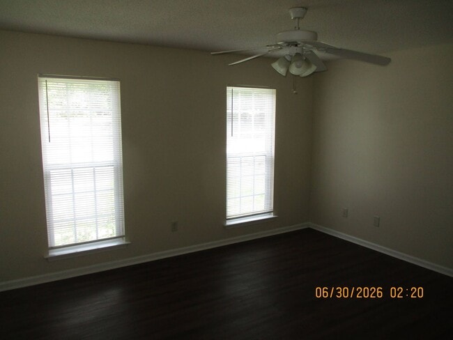 Building Photo - 2201 Beachview Dr