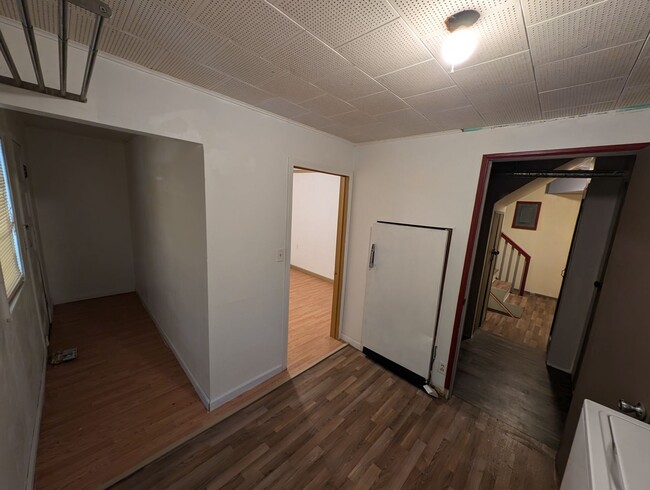 Building Photo - A Quarky Bremerton Original! Tons of Space...