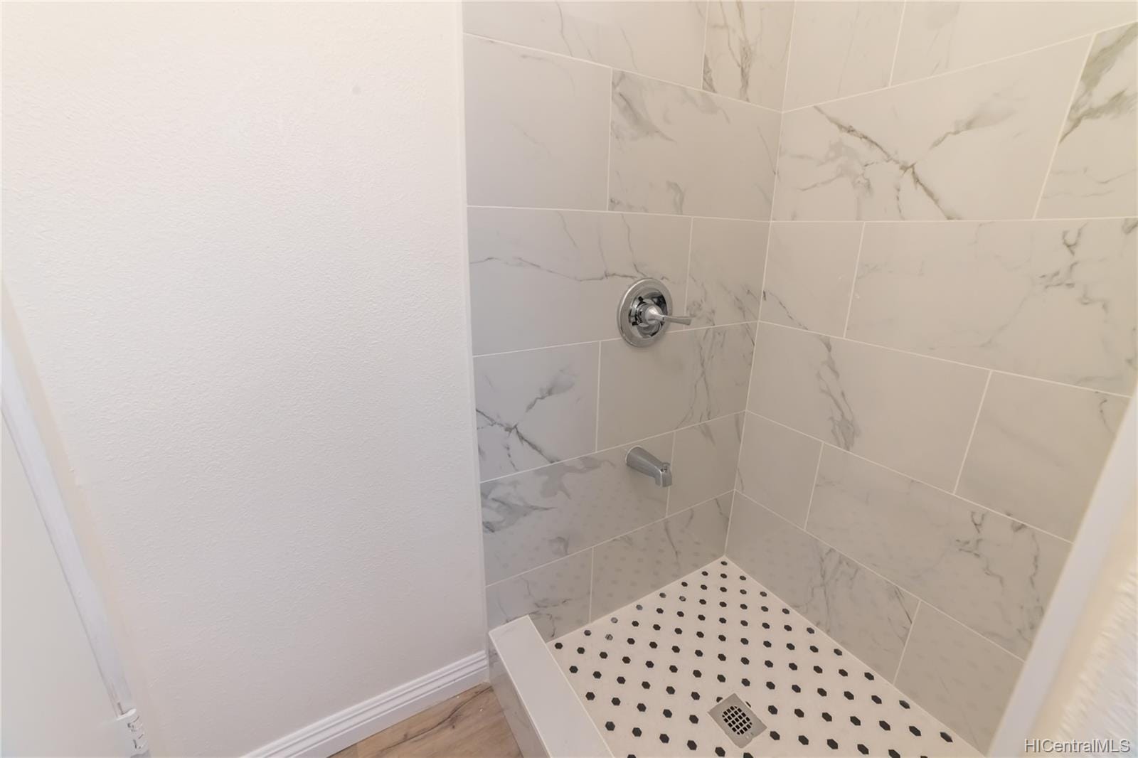 downstairs full bathroom - 91-756 Oneula Pl