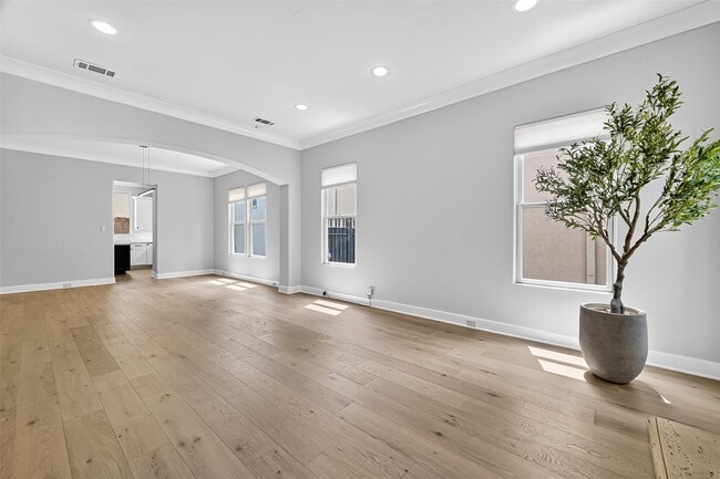Building Photo - 2731 Stuart Manor