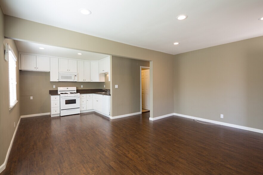 Building Photo - 533 E Chevy Chase Dr