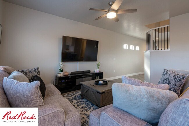 Building Photo - Beautiful townhome in desirable neighborho...